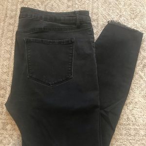EUC Charlotte Russe Refuge Distressed Jeggings
